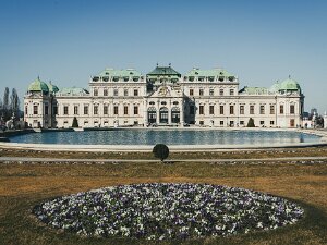 Wien Glimpses of Vienna’s elegant blend of imperial heritage, cultural life, and quiet urban corners.